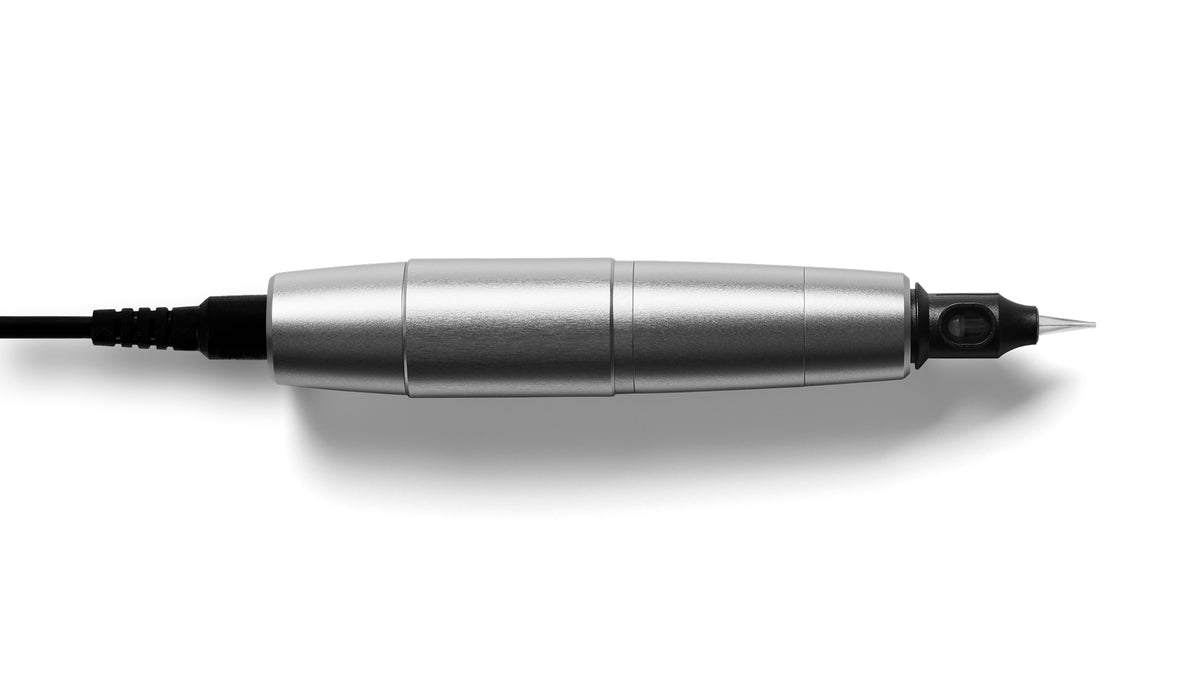 SC Universal FLEX 2.5 collegata via cavo Swiss Liner Smart – penna PMU versatile per uso wireless o cablato, ideale per sessioni lunghe e precise.