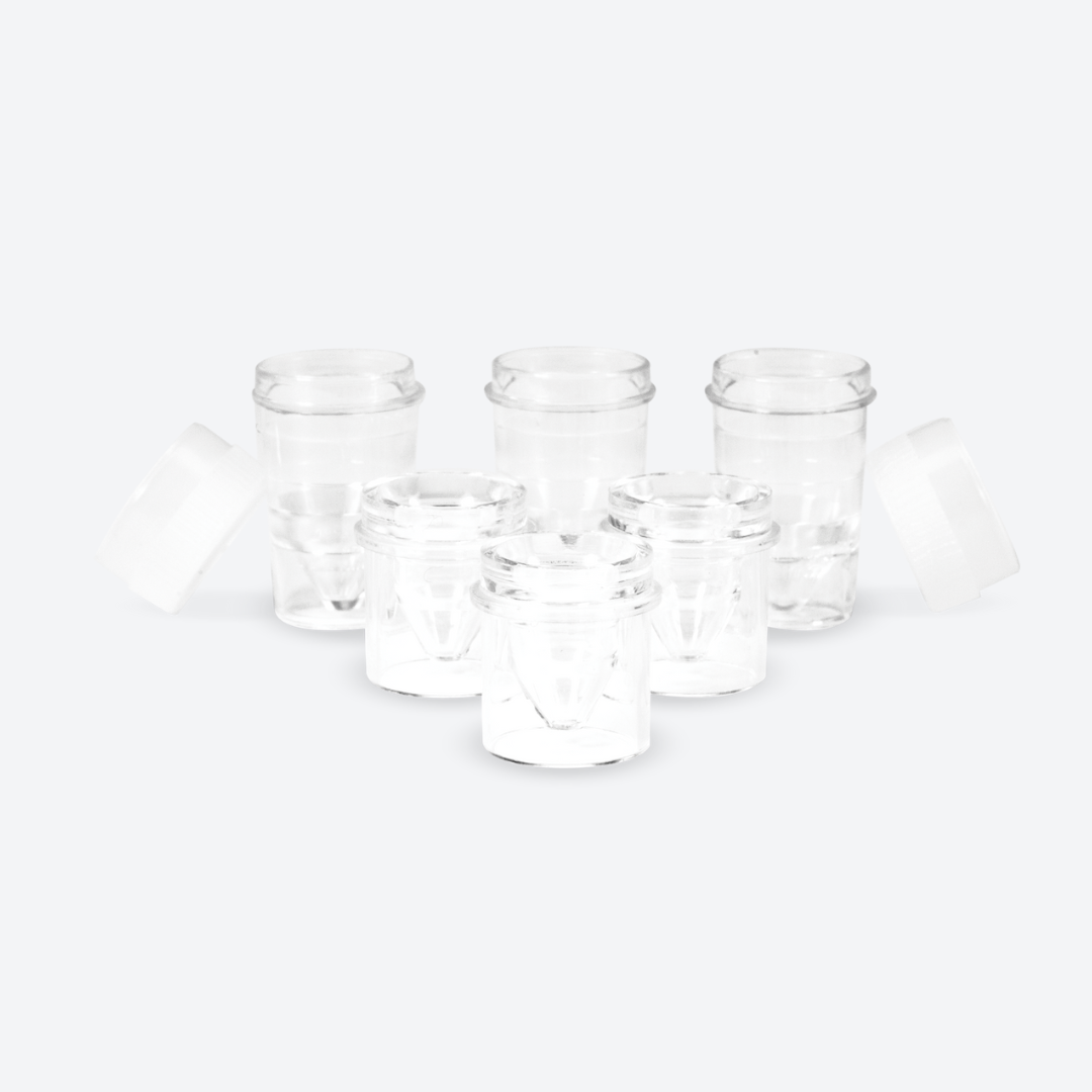 Confezione da 100 vasetti 0,25 ml Swiss Color per pigmenti PMU e microblading. Dettaglio tecnico fondo conico vasetto, design anti-spreco.