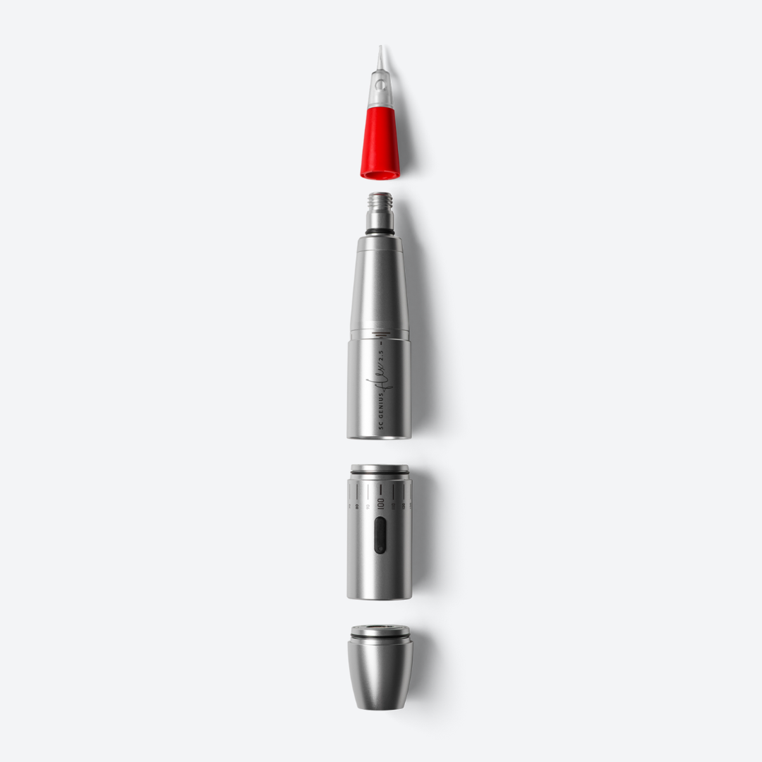 SC Genius FLEX 2.5 in vista esplosa: batteria magnetica, cappuccio di connessione Swiss Liner, corpo manipolo, motore, attacco cartuccia Genius, regolazione ago.